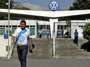 “No nos podemos quedar sin cobrar, de aquí sale el sustento de las familias”: trabajador de Volkswagen