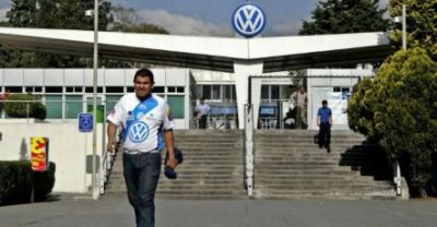 “No nos podemos quedar sin cobrar, de aquí sale el sustento de las familias”: trabajador de Volkswagen