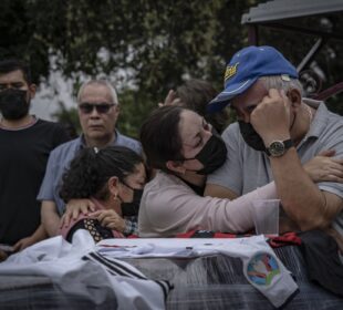 Familiares y amigos dan el último adiós a Daniel Picazo, quien perdió la vida al ser linchado por pobladores de la comunidad Papatlazolco. NAYELI CRUZ