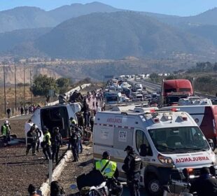 Camión con peregrinos vuelca en autopista México-Puebla; hay al menos 3 muertos