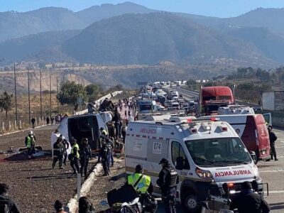 Camión con peregrinos vuelca en autopista México-Puebla; hay al menos 3 muertos