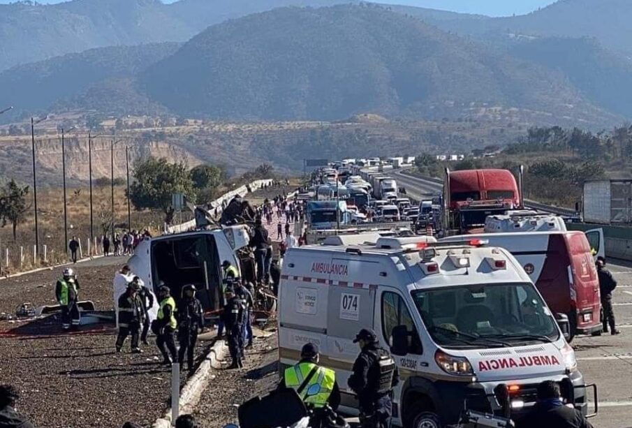 Camión con peregrinos vuelca en autopista México-Puebla; hay al menos 3 muertos