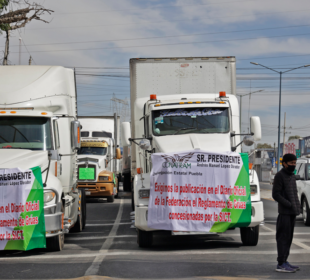 Transportistas bloquean algunas carreteras de Puebla para exigir publicación de reglamento