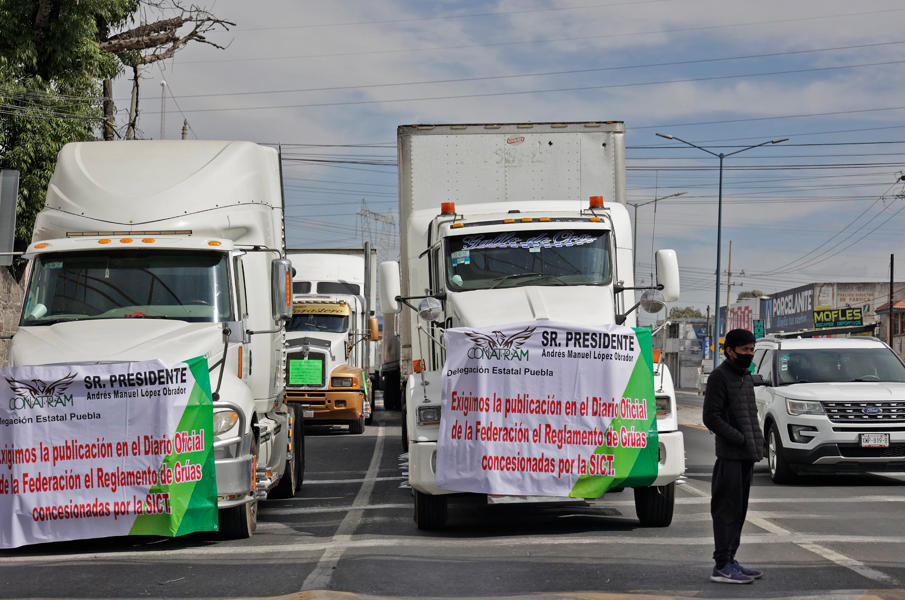 Transportistas bloquean algunas carreteras de Puebla para exigir publicación de reglamento