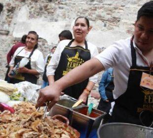 Expositores de la feria del chile en nogada