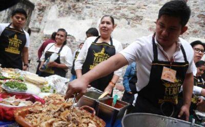 Expositores de la feria del chile en nogada