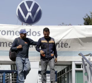 Incertidumbre y arrepentimiento embarga a los trabajadores de Volkswagen Puebla