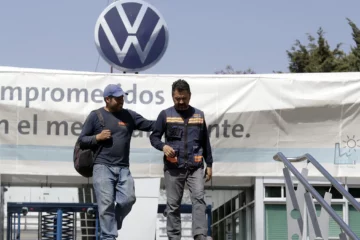 Incertidumbre y arrepentimiento embarga a los trabajadores de Volkswagen Puebla