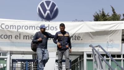 Incertidumbre y arrepentimiento embarga a los trabajadores de Volkswagen Puebla