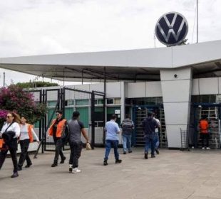 Trabajadores de Volkswagen Puebla piden un acuerdo urgente para evitar una huelga que ponga en riesgo su economía familiar