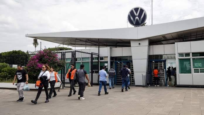 Trabajadores de Volkswagen Puebla piden un acuerdo urgente para evitar una huelga que ponga en riesgo su economía familiar